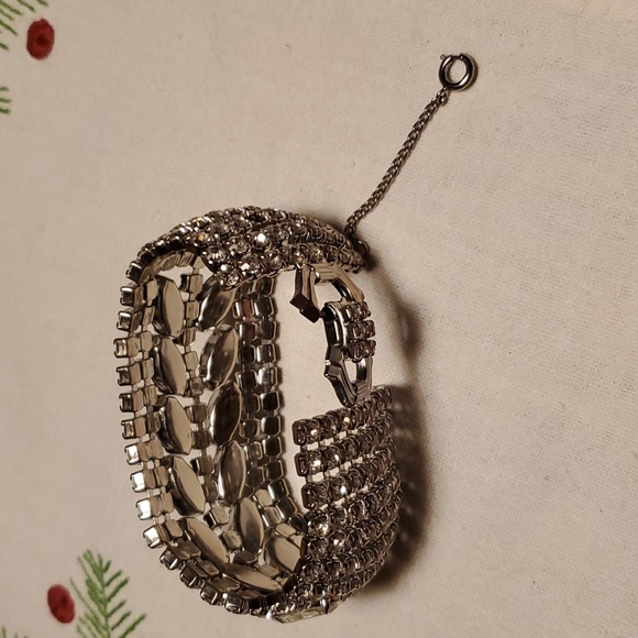 💥SOLD💥Weiss Rhinstone Bracelet - Picture 4 of 8